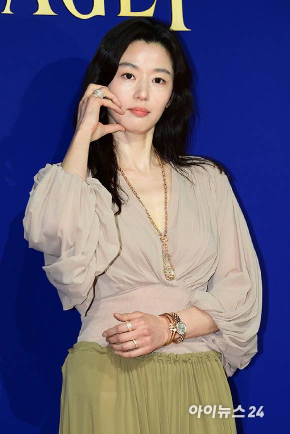 배우 전지현이 30일 서울 용산구 한남동 페즈에서 열린 주얼리 브랜드 피아제(PIAGET) 식스티 포토 행사에 참석하고 있다. [사진=정소희 기자]