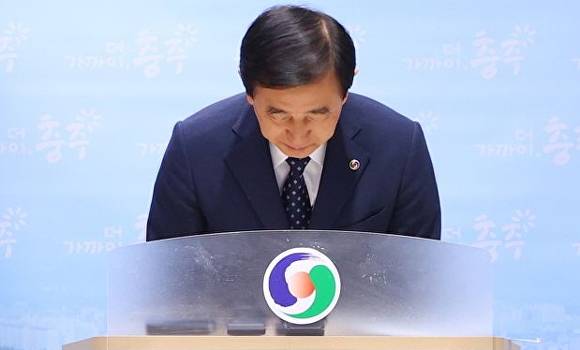 조길형 충주시장이 1일 시청에서 기자회견을 열고 충북장애인도민체전 부실 도시락 사태에 대해 사과하며 고개를 숙이고 있다. [사진=충주시]