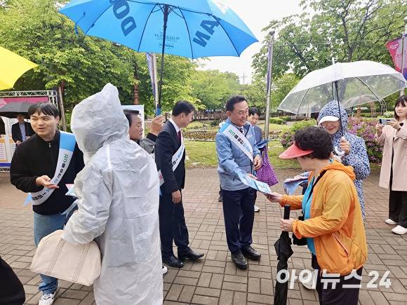 이충우 여주시장과 박두형 여주시의회 의장이 1일 여주도자기축제에서 탄소중립 실천을 홍보하고 있다. [사진=임정규 기자]