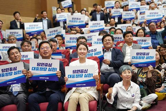 친명(친이재명)계 최대 조직인 '더민주전국혁신회의'가 지난해 6월 국회에서 전국대회를 진행하고 있다. 이 조직에 속해 있는 민주당 소속 여러 의원이 자리하고 있다. [사진=강선우 국회의원 페이스북 갈무리]