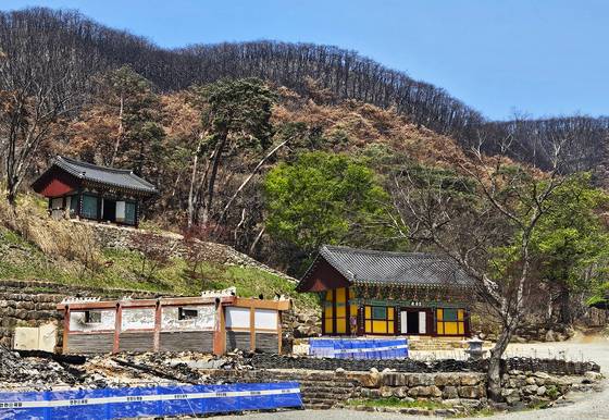 산불에서 용케 살아난 고운사 명부전(앞)과 산신각. 고운사는 '지장 성지'로 통하는 사찰이다.
