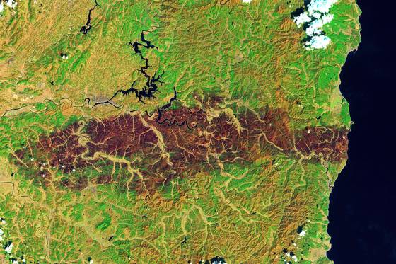 지난 4일 미 항공우주국(NASA)의 고해상도 지구관측 위성 랜드셋9이 촬영한 경북 지역의 모습. NASA는 빛의 대역폭 설정을 통해 불에 탄 산림과 그렇지 않은 곳을 선명하게 구분했다. 사진 NASA