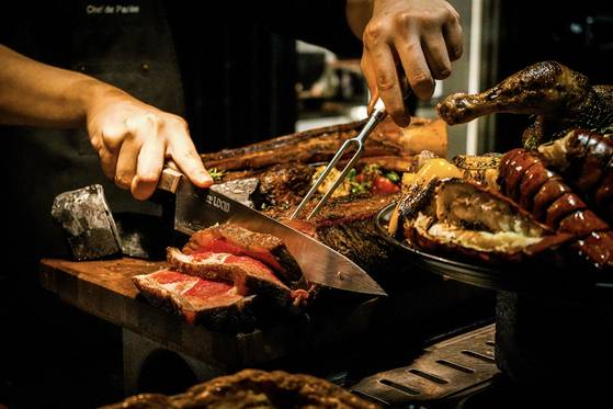 홍대 ‘라이즈 오토그래프 컬렉션’의 레스토랑 ‘차르’에서 스테이크 뷔페 프로모션을 진행한다. 사진 라이즈 오토그래프 컬렉션