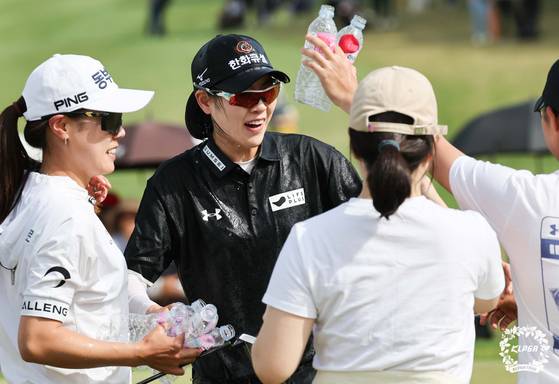 지난해 KLPGA 챔피언십 우승 직후 동료 선수들로부터 물세례로 축하를 받는 이정민(검은옷). 사진 KLPGA