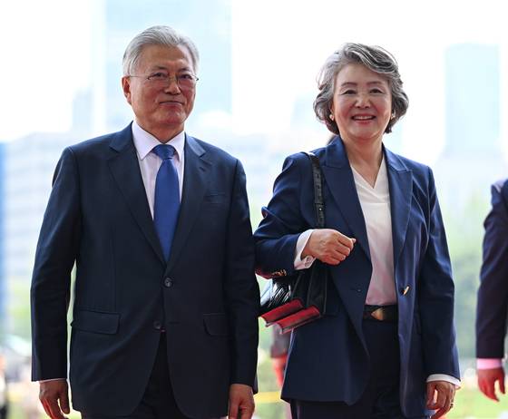 문재인 전 대통령과 김정숙 여사가 판문점선언 7주년 기념식 참석을 위해 지난달 25일 국회에서 우원식 국회의장과 면담을 위해 들어서고 있다. 경찰은 김 여사의 옷값 특활비 결제 의혹 관련 압수수색 영장을 발부받아 대통령기록관에서 관련 자료를 확보하고 있다. 임현동 기자.