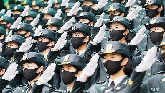 2021년 육군부사관학교 임관식에서 신임 여군 부사관들이 경례하고 있다. 중앙포토