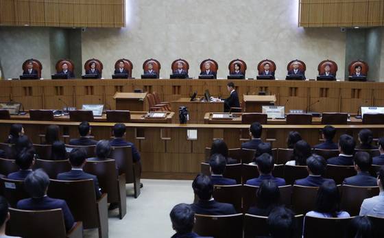 조희대 대법원장을 비롯한 대법관들이 1일 오후 더불어민주당 이재명 대선 후보의 공직선거법 사건 전원합의체 선고를 위해 서울 서초구 대법원 대법정에 입장해 자리에 앉아 있다. 사진공동취재단