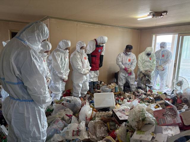 ▲ 지난 29일 유가족이 없는 A씨의 유품 정리를 위해 본지 기자와 원주지역 봉사단체들이 함께 찾은 그의 집. 본격적인 청소에 앞서 고인을 향해 묵념하는 모습.