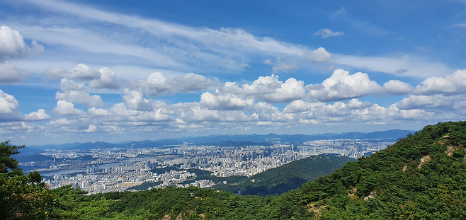 아랫면이 평평한 일반적인 구름의 모습