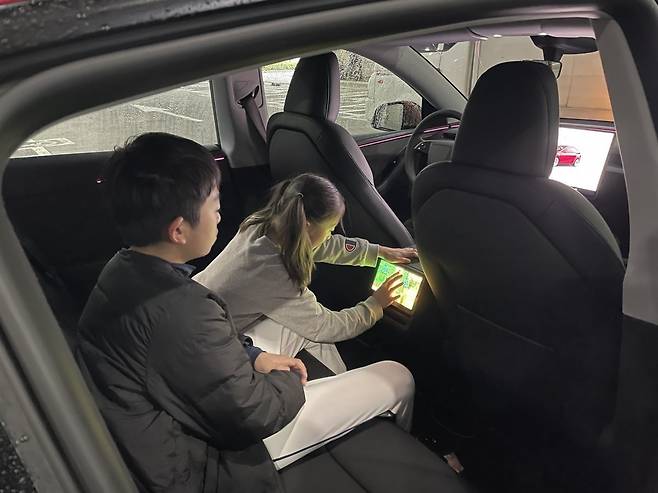 새 모델Y 뒷좌석엔 8인치 크기의 디스플레이가 탑재됐다. 각종 게임, 유튜브, OTT 등 서비스를 제공한다. 아이들은 주행 중에도 시간 가는 줄 모르고 게임을 즐겼다. /백수전 기자