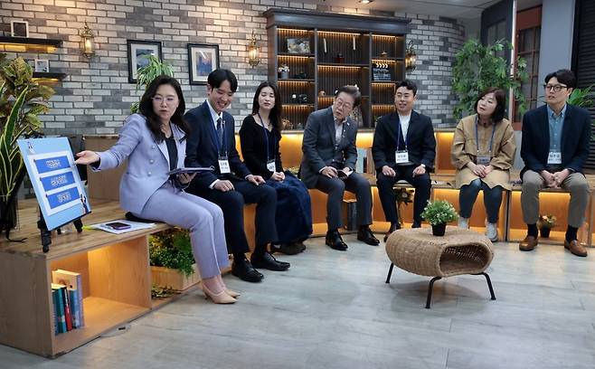 30일 직장인들과 만난 이재명 후보. / 사진=연합뉴스