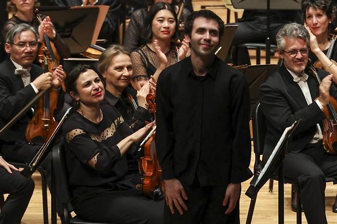 피아니스트 캉토로프가 지난 30일 서울 서초동 예술의전당 콘서트홀에서 프랑스 국립 오케스트라(크리스티안 마첼라루 지휘)와 협연을 마치고 인사하고 있다. 임형택기자