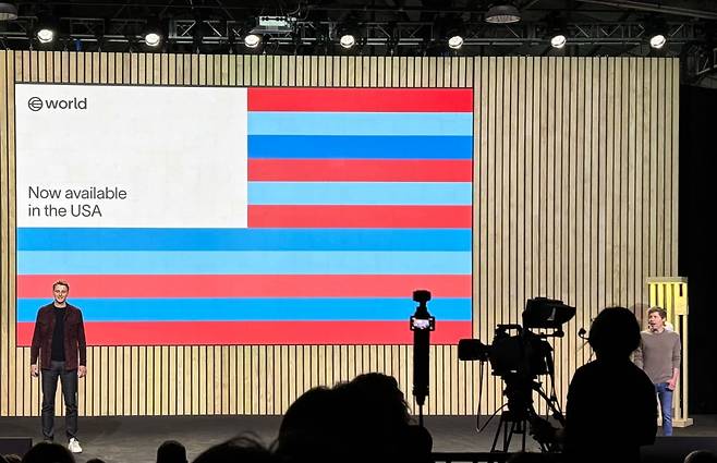 30일(현지시간) 미국 샌프란시스코에서 열린 월드 행사 '앳 라스트(At Last)'에서 알렉스 블라니아(왼쪽) 툴스포휴머니티(TFH) 최고경영자(CEO)와 샘 올트먼(오른쪽) TFH 공동창립자가 기조연설을 진행하고 있다. / 샌프란시스코=황두현 블루밍비트 기자