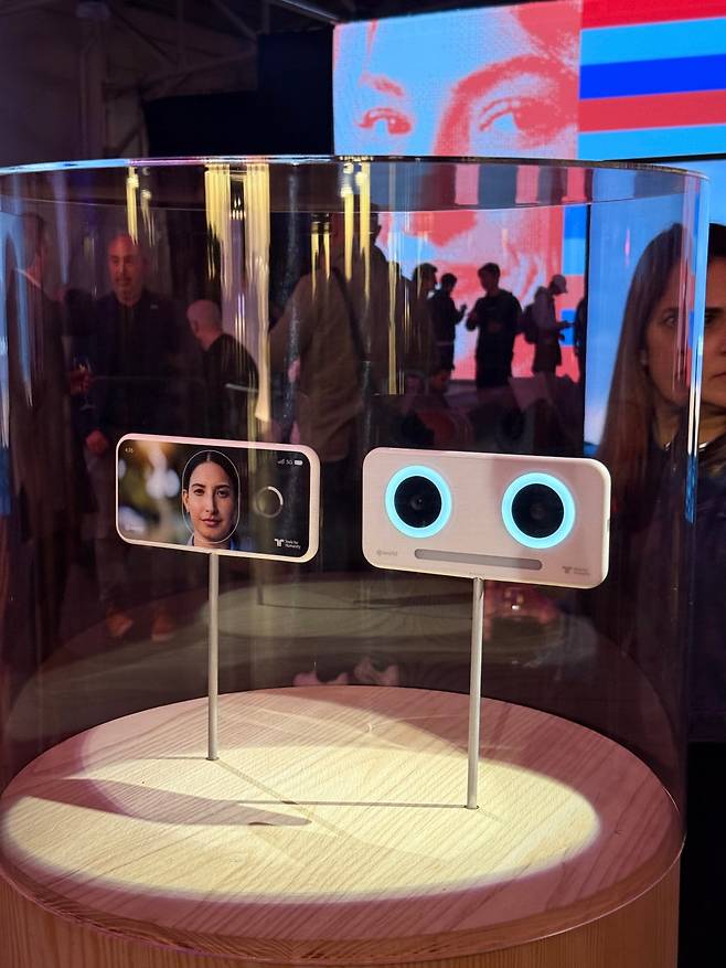 30일(현지시간) 미국 샌프란시스코에서 열린 월드 행사 '앳 라스트(At Last)'에서 최초 공개된 휴대용 홍채 인식 기기 '오브 미니(Orb Mini)' / 샌프란시스코=황두현 블루밍비트 기자