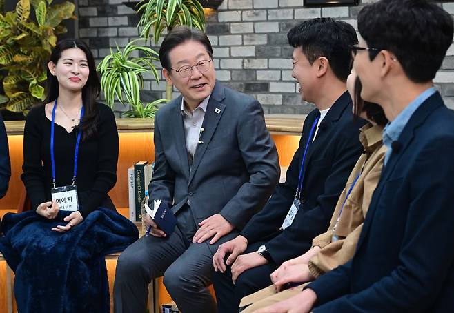 이재명 더불어민주당 대선 후보가 30일 서울 구로구 한 스튜디오에서 열린 ‘슬기로운 퇴근생활’ 직장인 간담회에서 참가자들과 직장인의 고충에 대해 이야기를 나누고 있다. 국회사진기자단