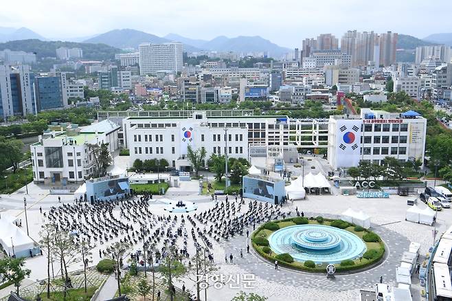 광주 동구 옛 전남도청의 모습. 현재는 복원공사로 건물에 가림막이 돼 있다. 경향신문 자료 사진.