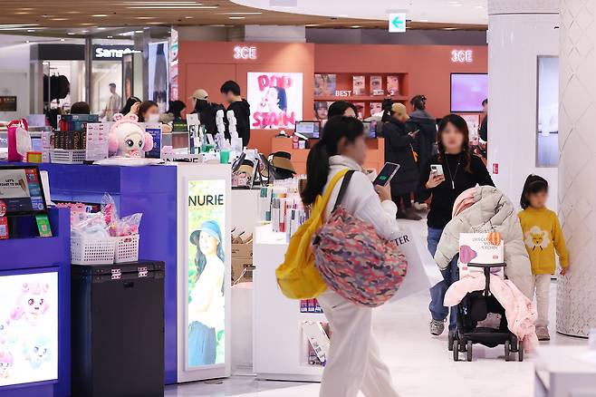 지난 1월20일 서울 시내 한 면세점에서 쇼핑하는 관광객들 모습. 연합뉴스