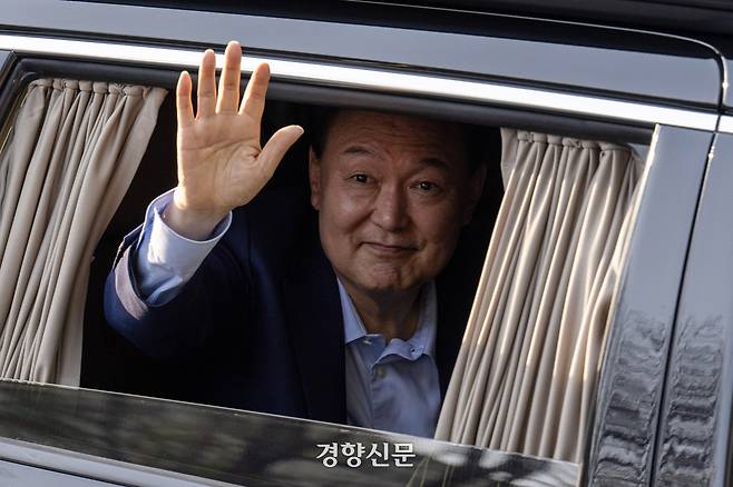 윤석열 전 대통령이  지난달 11일  서울 서초구 아크로비스타에서 지지자들에게 인사하고 있다.  정효진 기자