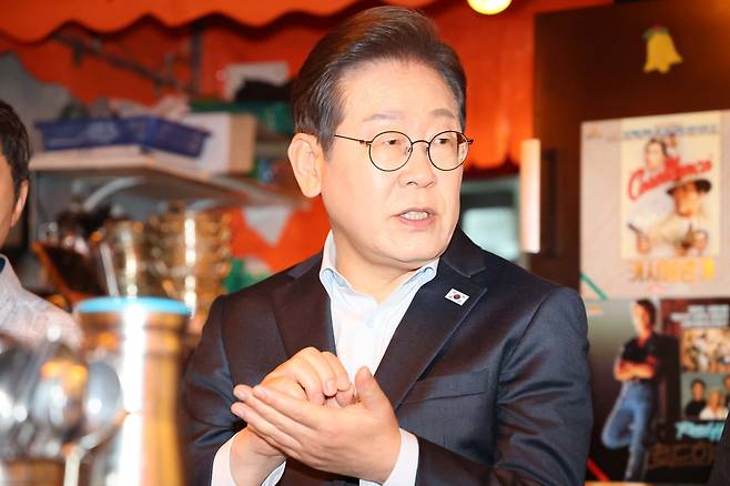 이재명 더불어민주당 대선후보가 1일 서울 종로 한 음식점에서 비전형 노동자들과 간담회를 하고 있다.