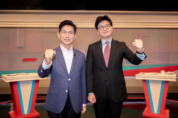 국민의힘 제21대 대통령선거 경선 결선투표에 진출한 김문수(왼쪽), 한동훈 후보가 지난 30일 서울 중구 TV조선에서 TV토론에 앞서 포즈를 취하고 있다. 국회사진기자단