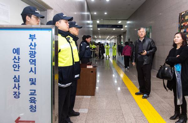 2015년 12월 10일 부산교육청 예산안 심사가 열린 부산시의회 대회의실 앞에서 학부모단체 회원들이 방청을 요구하며 항의하고 있다. 국제신문 DB