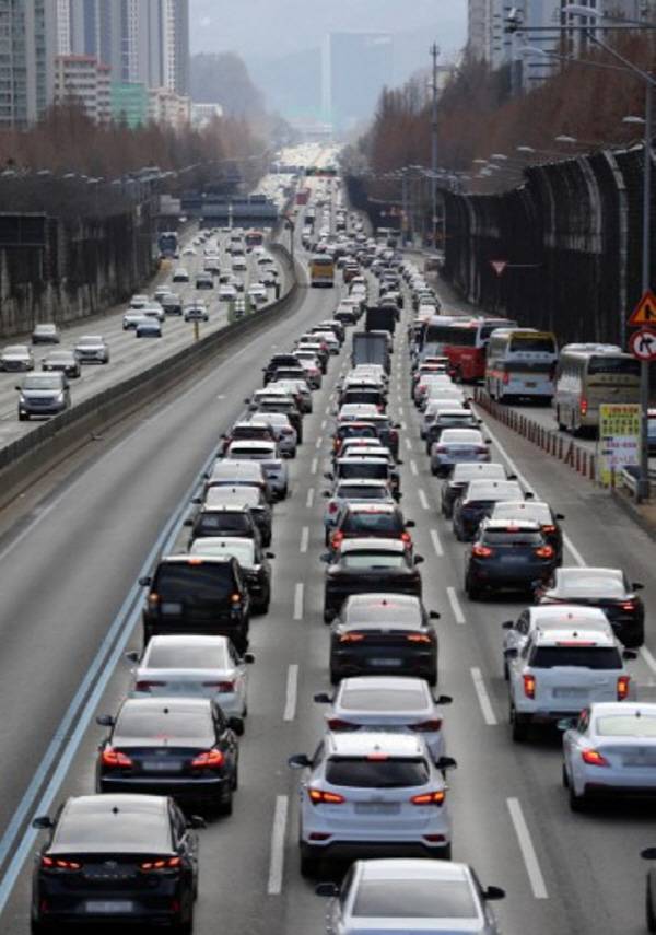 고속도로에서 주행 중인 차량.