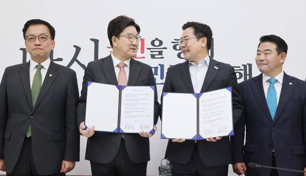 거대 양당 원내대표가 1일 국회에서 추가경정예산안 처리 합의문에 서명한 뒤 마주보면서 웃고 있다. 왼쪽부터 최상목 부총리 겸 기획재정부 장관, 국민의힘 권성동, 더불어민주당 박찬대 원내대표, 박정 국회 예산결산특별위원장. 연합뉴스