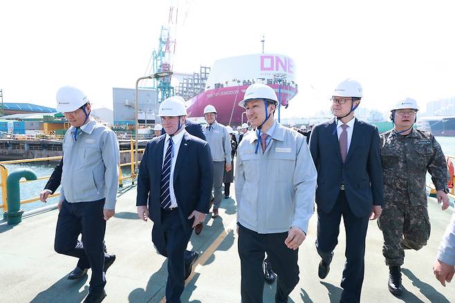 US Navy Secretary John Phelan (front row, second from left) and HD Hyundai Executive Vice Chair Chung Ki-sun (third from right) tour military vessels under construction at HD Hyundai Heavy Industries’ special ship docks in Ulsan on Wednesday. (HD Hyundai)