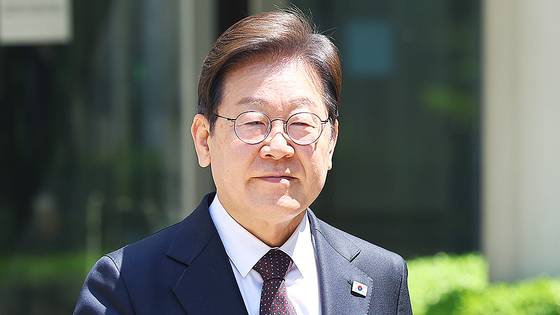 Democratic Party presidential candidate Lee Jae-myung leaves the Seoul Central District Court in Seocho District, southern Seoul, after attending a trial for corruption charges on April 29. [YONHAP]