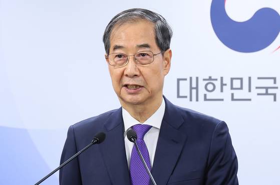 Former acting President Han Duck-soo delivers a public address at the government complex in Jongno District, central Seoul, on May 1. [NEWS1]
