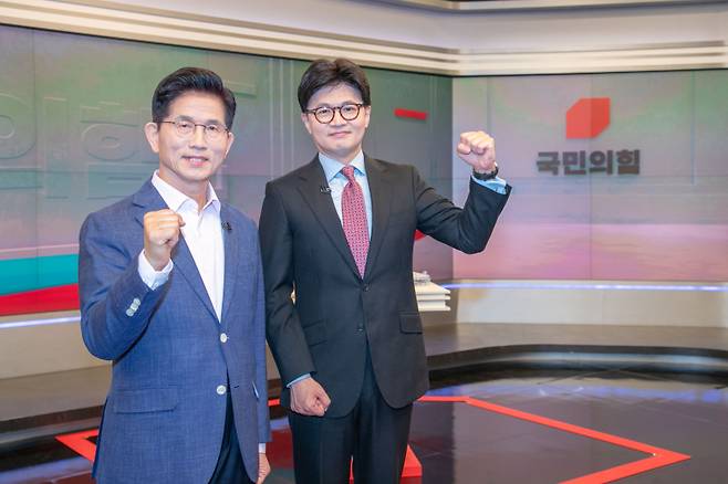 김문수·한동훈 국민의힘 예비후보가 30일 서울 중구 TV조선에서 TV토론에 앞서 기념사진을 촬영하고 있다. 국회사진기자단