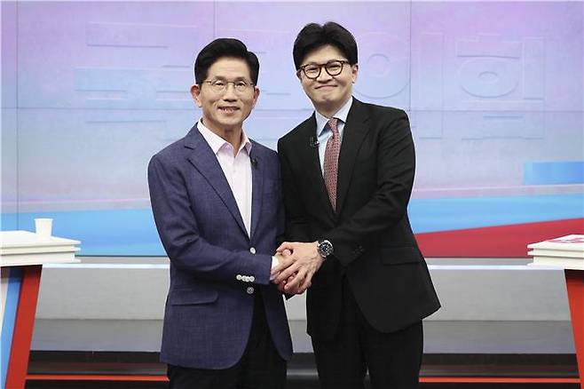 김문수 국민의힘 대선 경선 후보(왼쪽)와 한동훈 후보가 30일 TV조선 주재 ‘21대 대통령 후보자 결승 토론회’ 직전 악수하고 있다. 국민의힘 제공