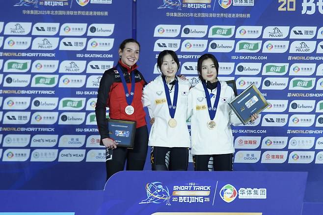 2025 베이징 세계선수권 여자 1500m에서 동메달을 차지한 김길리와 금메달을 따낸 최민정. 700크리에이터스