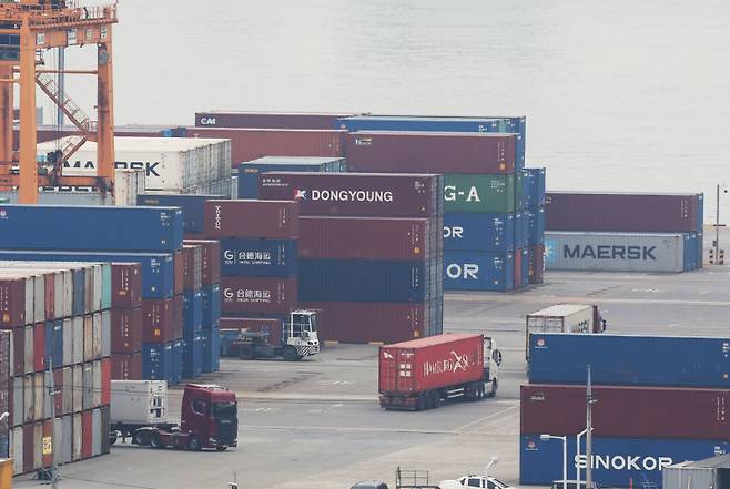 지난달 9일 평택항에 컨테이너가 적재되고 있다. 연합뉴스&nbsp;