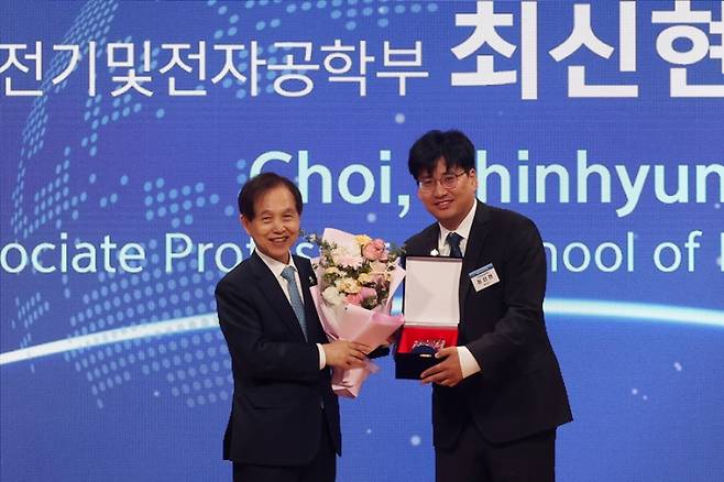 최신현 교수(오른쪽)에게 `현우 KAIST 학술상'을 수여하는 이광형 KAIST 총장. KAIST