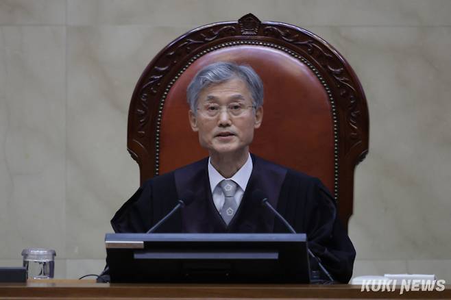 조희대 대법원장이 1일 오후 이재명 더불어민주당 대선 후보의 공직선거법 사건 전원합의체 선고를 내리고 있다. 사진공동취재단&nbsp; &nbsp;