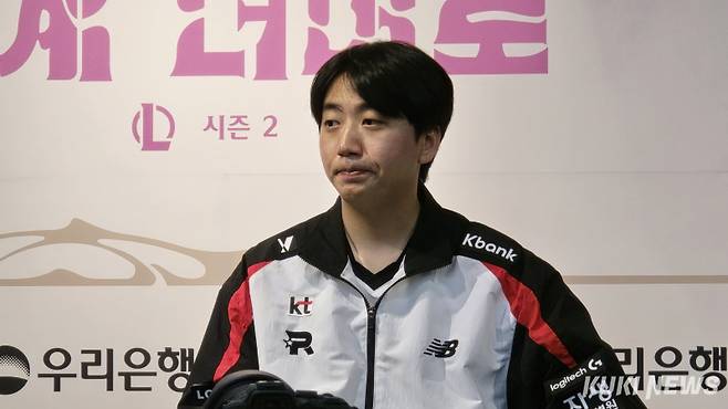 고동빈 감독이 1일 오후 5시 서울 종로구 롤파크 LCK 아레나에서 열린 ‘2025 LCK’ 정규시즌 1라운드 젠지와 경기가 끝난 뒤 인터뷰하고 있다. 김영건 기자