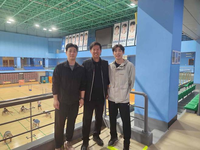 밀양시 배드민턴 전용 경기장에서 국가대표팀 코치 선발 기념 촬영을 하고 있다(왼쪽부터 밀양시청 배드민턴팀 정의석 코치, 손승모 감독, 손완호 선수)