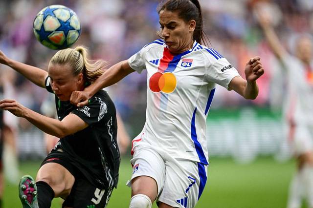 전방십자인대 부상을 겪었던 아스널 우먼의 공격수 베스 미드(왼쪽)가 27일 프랑스 데신 샤르피외의 그루파마 스타디움에서 열린 리옹과 아스널의 유럽축구연맹(UEFA) 여자 챔피언스리그 준결승 2차전에서 상대와 볼 경합 중이다. AFP연합뉴스