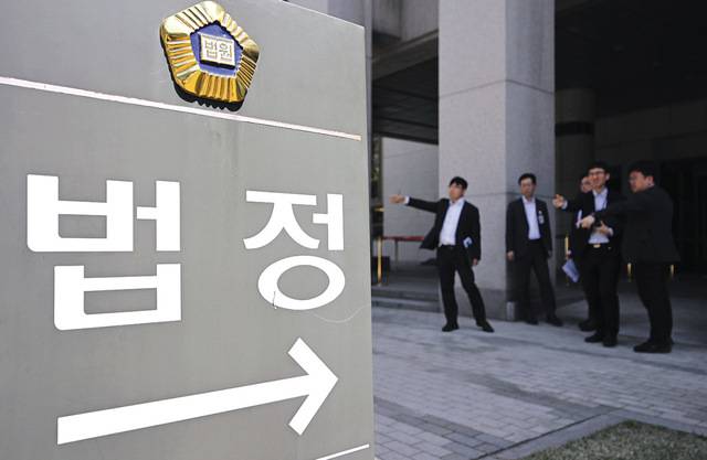 법원 관계자들이 이재명 더불어민주당 대선 후보의 공직선거법 위반 혐의 사건 상고심 선고를 하루 앞둔 30일 서울 서초구 대법원 앞에서 출입 통제 방안을 논의하고 있다. 대법원은 이 후보 사건 상고심의 TV 생중계를 허가한다고 밝혔다. 윤웅 기자