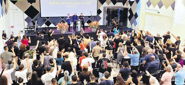 최근 브라질에서 열린 전도자 콘퍼런스에서 현지 목회자들이 뜨겁게 기도하고 있다.   황성주 회장 제공