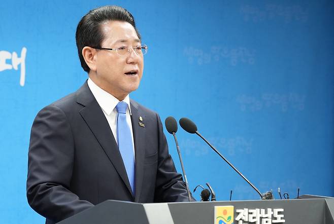 김영록 전남도지사가 ‘윤석열 대통령 탄핵 인용’에 따른 대도민 담화문을 발표하고 있다. 전남도 제공