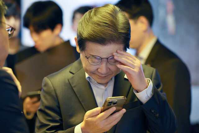 이재명 더불어민주당 대선 후보가 1일 서울 종로구 한 포장마차에서 비전형 노동자들과 간담회를 마친 뒤 안경을 들어 올리며 휴대전화를 확인하고 있다. 이 후보는 대법원의 공직선거법 위반 사건 유죄 취지 파기 환송에 대해 “생각했던 것과 전혀 다른 방향”이라며 “국민의 뜻이 가장 중요하다”고 말했다. 권현구 기자