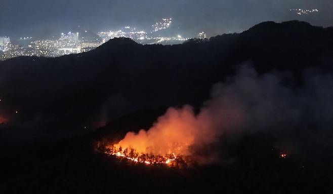 올들어 산불이 잇따르고 있다. 사진은 4월 30일 대구에서 발생한 대형 산불이 이틀 만에 진화됐다가 일부에서 재발화하며 확산하는 모습. [연합뉴스]