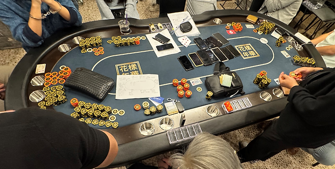 홀덤펍에 설치된 카지노 테이블.  [서울경찰청]