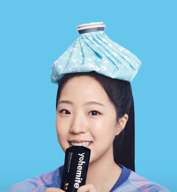 에너지 젤을 먹는 신유빈 탁구 선수. 요헤미티