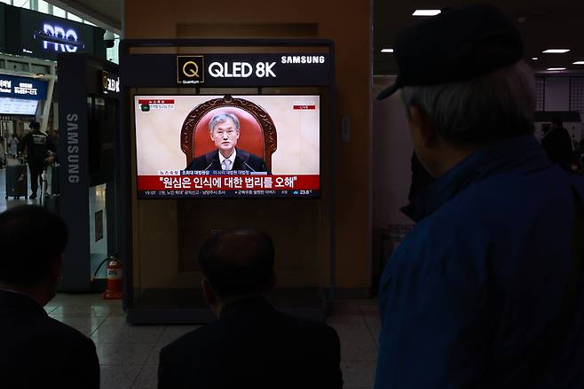 1일 서울역에서 시민들이 더불어민주당 이재명 대선 후보 공직선거법 사건에 대한 대법원 판결 생중계를 보고 있다. [사진 = 연합뉴스]
