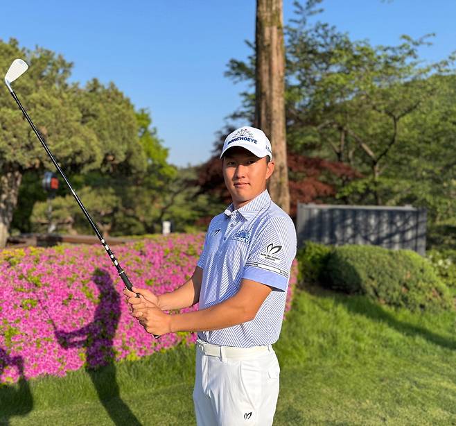 비밀병기인 2번 아이언을 들고 포즈를 취하는 김백준. 성남 임정우 기자