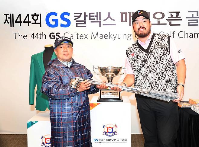 정찬민(오른쪽)이 1일 진행한 GS칼텍스 매경오픈 갤러리상에 당첨된 이동수 씨와 아이언 풀세트를 전달하며 기념촬영을 하고 있다. 성남 이충우 기자