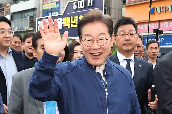 대법원이 더불어민주당 이재명 대선 후보의 공직선거법 위반 사건에 대해 유죄 취지로 파기환송 판결을 한 1일 이 후보가 전국 각지에서 민심을 듣는 ‘골목골목 경청투어’을 시작하며 경기도 포천 중앙로에서 시민들을 만나며 인사하고 있다. [사진출처=연합뉴스]